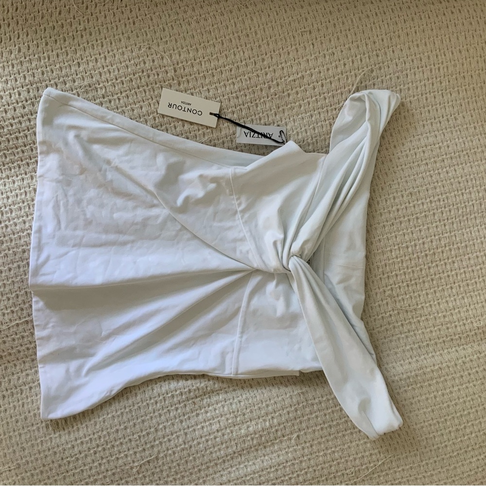 NWT Aritzia Contour Twist Off Shoulder White Top Babaton Blouse Going Out - Picture 8 of 8
